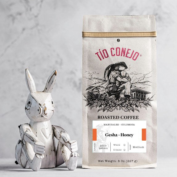 Gesha Honey junto al conejo de madera de Tío Conejo