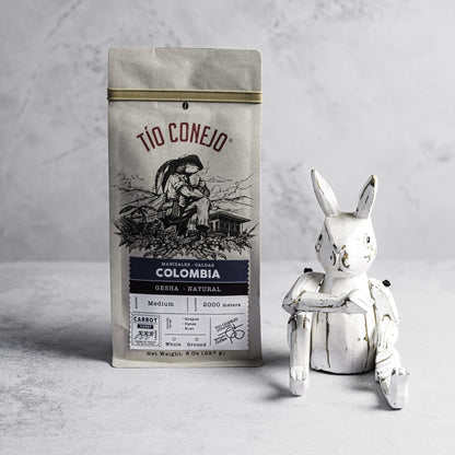 Gesha Natural junto al conejo de madera de Tío Conejo