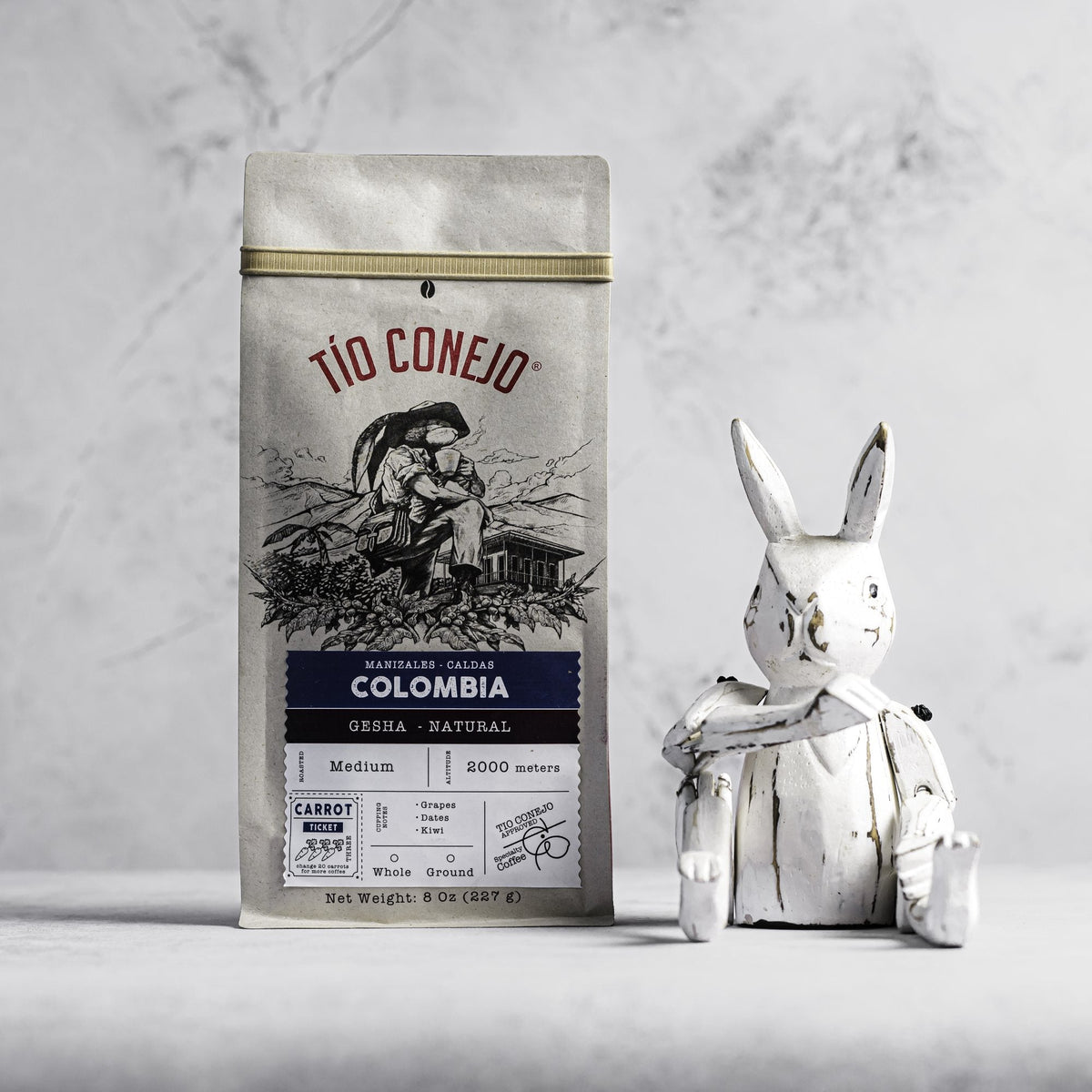 Gesha Natural junto al conejo de madera de Tío Conejo