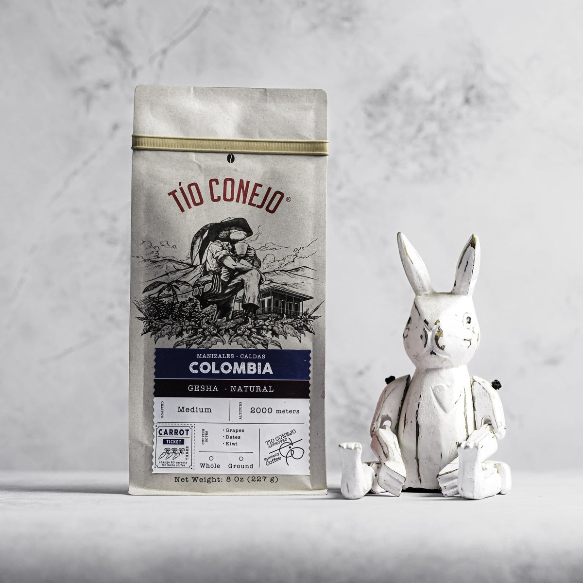 Gesha Natural junto al conejo de madera de Tío Conejo