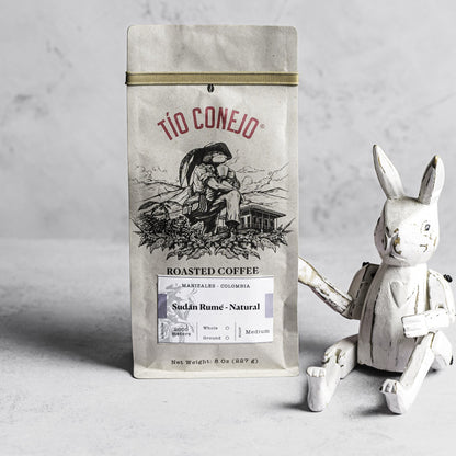 Sudan Rume Natural junto al conejo de madera de Tío Conejo